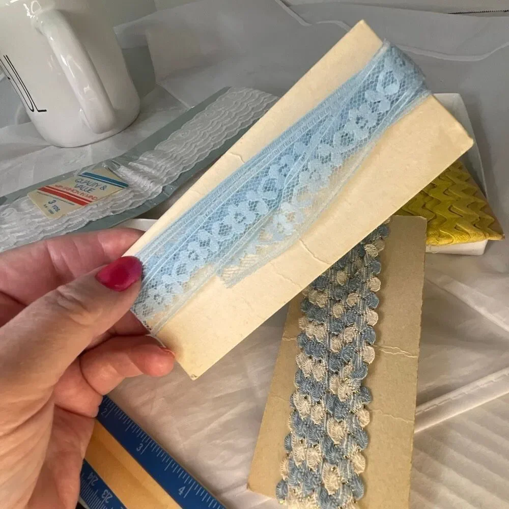 One lot vintage of sewing trimmings lace eyelet zig zag